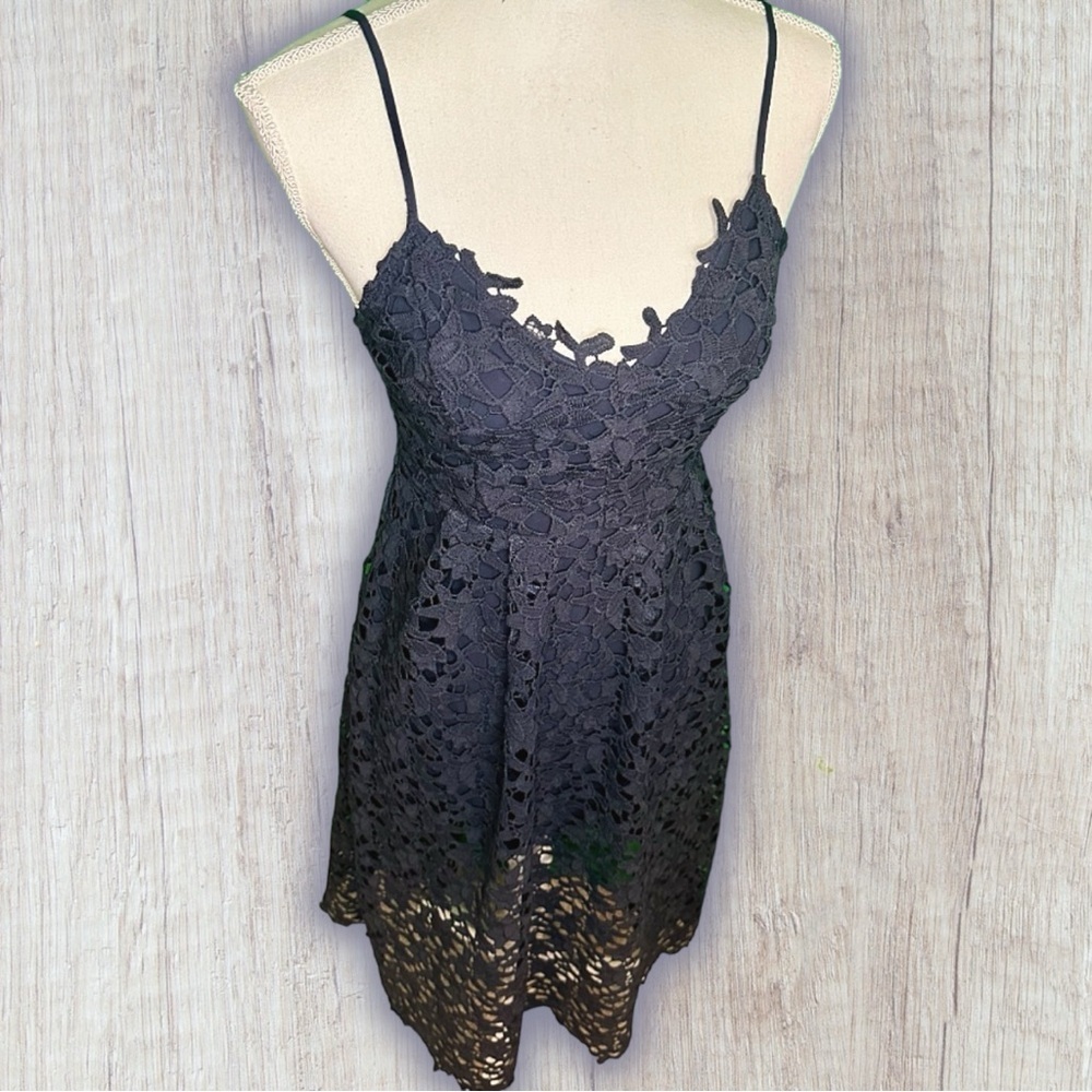 ASTR The Label Navy Blue ‘Lace Illusion Midi Dress’ Size Small - Picture 9 of 16